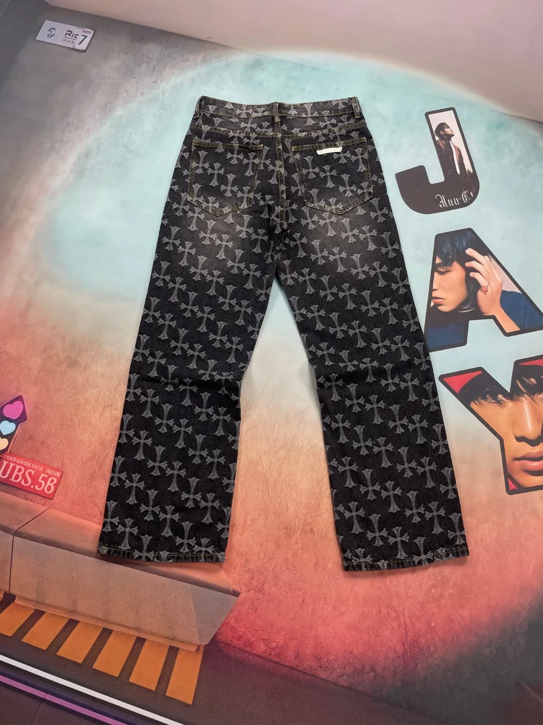 🅿️250 🔘Style No.-KL315 🔘Cro Heart𝐂𝐡𝐫𝐨𝐦𝐞 𝐇𝐞𝐚𝐫𝐭 CH All-over Printed Jacquard Bootcut Jeans* This new 2024 autumn cross-printed jeans continues the unique style of Croix Heart. The iconic cross is printed all over the design, which is eye-catching and unique, highlighting the brand's genes. Made of 100% denim cotton fabric with heavy thread count, it is stiff and stylish, maintaining a tough appearance while being soft and skin-friendly, breathable and comfortable, suitable for daily wear. The silver buckle design on the lapel adds a refined texture, and the custom hardware details are exquisite to enhance the overall style. The dark yellow cross logo is all over the body of the pants, which is generous and individual without being too exaggerated. Designed in the same style for couples, both men and women can easily wear it. Complete with three standards, it is different from the ordinary version, and the quality is guaranteed. Whether it is paired with a simple T-shirt to create a casual style, or combined with a personalized top to show a trendy feel, it can be perfectly adapted.  Size: S M L XL XXL (28.30.32.34.36) Color: Black